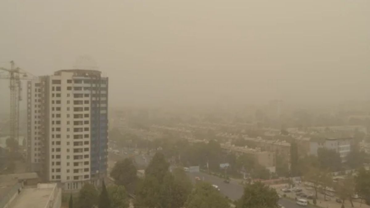 Сколько населения в таджикистане в 2024. Пыльные бури в Таджикистане. Пыльная мгла в Таджикистане. Пылевая буря. Пылевая буря в Таджикистане с космоса.